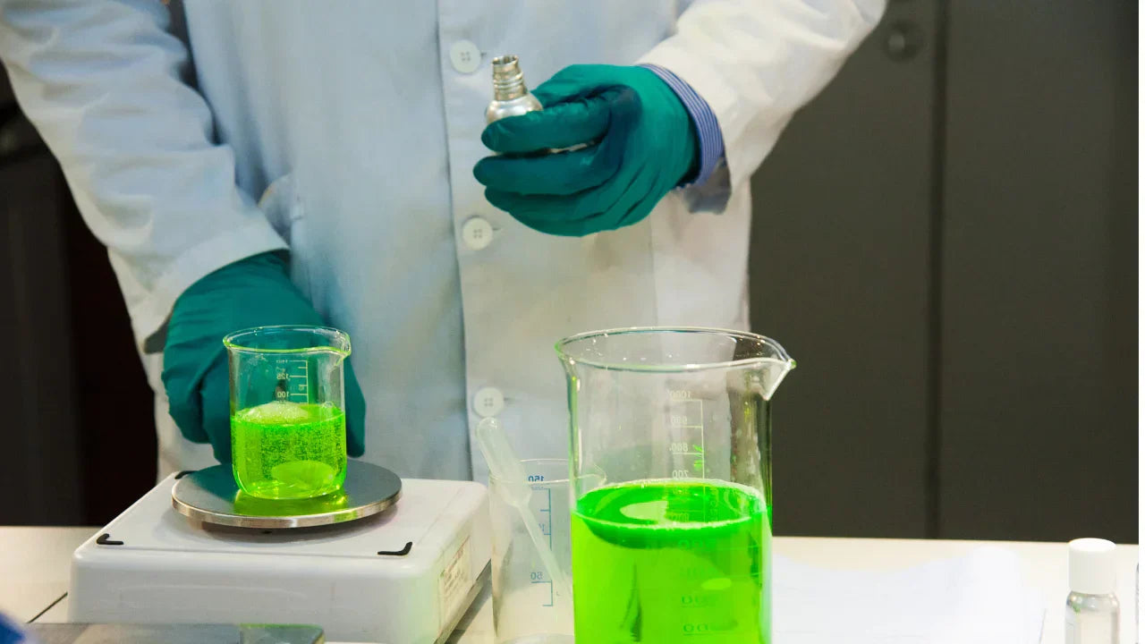 ถุงมือกันสารเคมีกับถุงมือยางทั่วไป ต่างกันตรงไหน? เลือกแบบไหนให้ปลอดภัยจริง